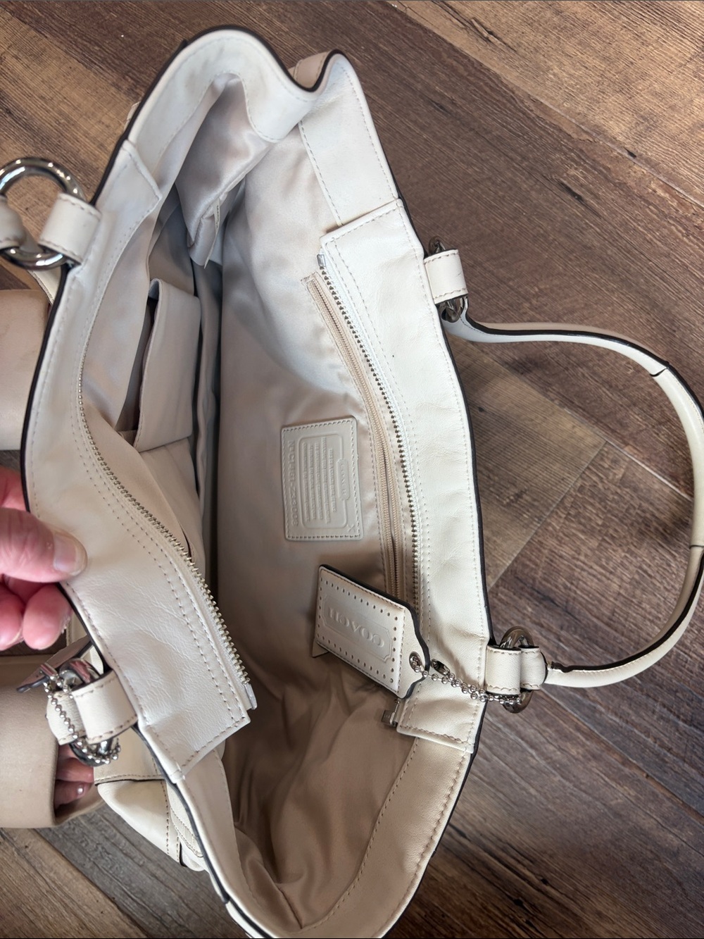 Coach Cream Leather Shoulder Bag - Picture 3 of 3